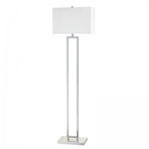 Hotelová pohovka Marriott Hotel vedle lampy s kartáčovanýmniklem v pokoji