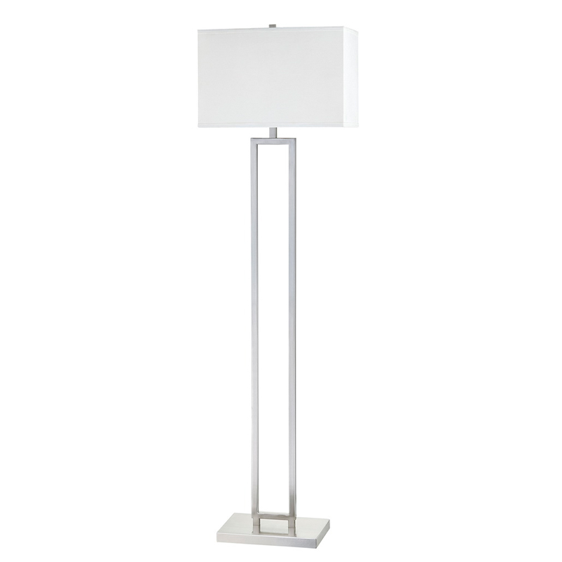 Hotelová pohovka Marriott Hotel vedle lampy s kartáčovanýmniklem v pokoji