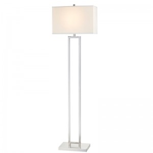 Hotelová pohovka Marriott Hotel vedle lampy s kartáčovanýmniklem v pokoji