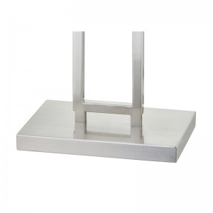 Hotelová pohovka Marriott Hotel vedle lampy s kartáčovanýmniklem v pokoji