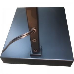 Vodní hotelová lampa s matným černým povrchemna pohovce vedle pokoje