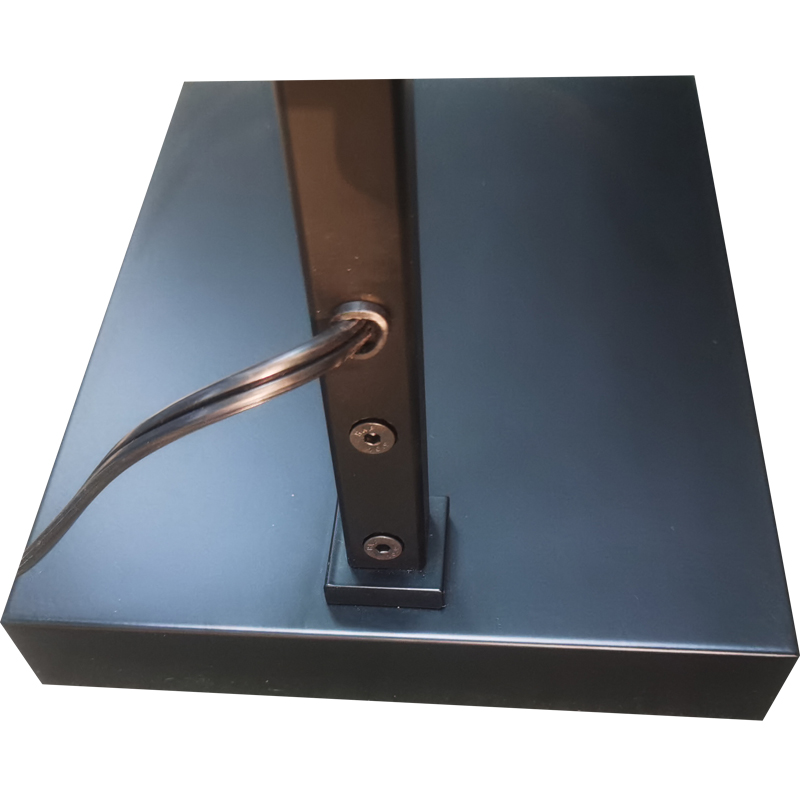 Vodní hotelová lampa s matným černým povrchemna pohovce vedle pokoje