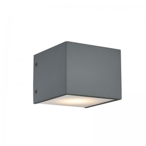 Pohostinství hotelovounástěnnou lampu s malovaným plochým šedým povrchem a integrovaným LED dovnitř v hotelu typický pokoj pro hosty