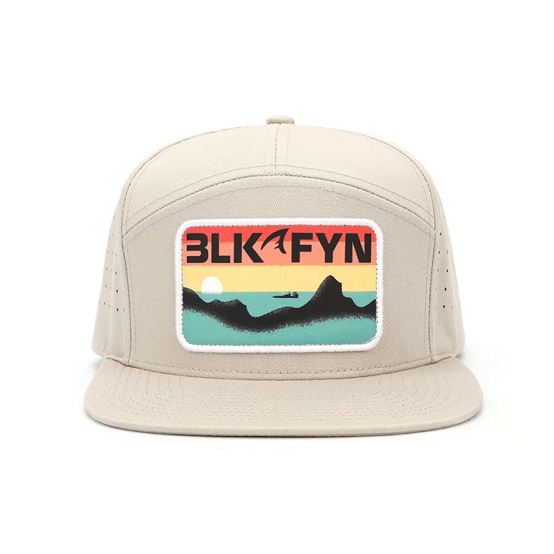 Velkoobchodna vlastní kvalitní kvalita 7 panelů plochý okraj Printed Patch Logo Luxury Snapback Caps, laserově řezané díry perforovaný pánský klobouk