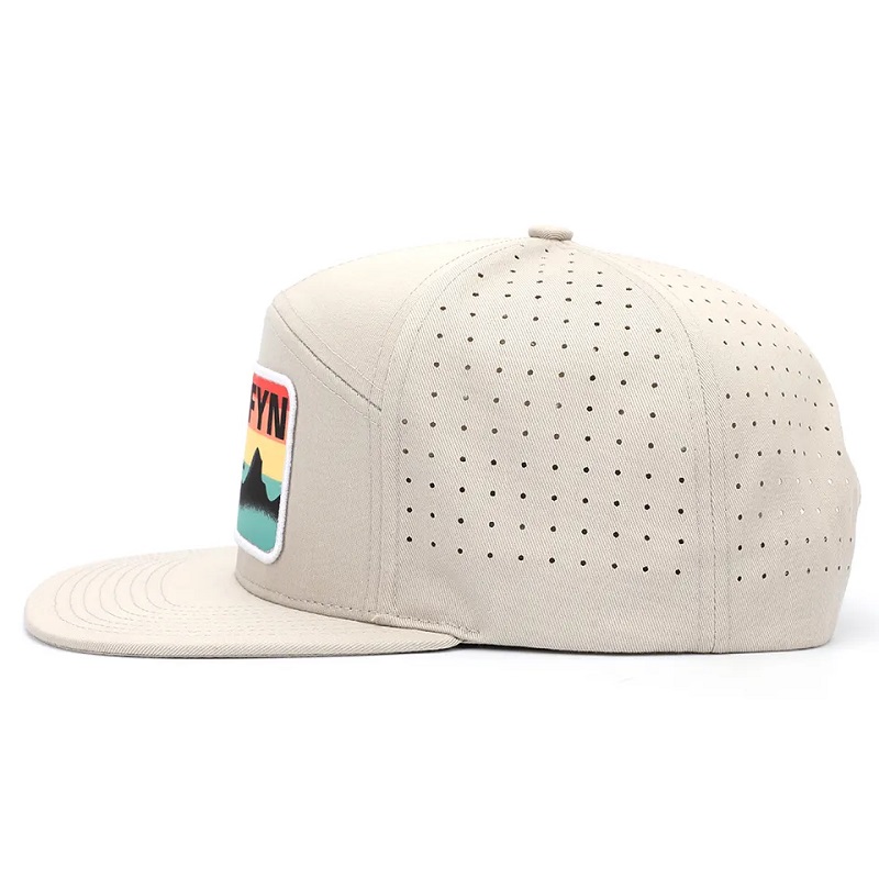 Velkoobchodna vlastní kvalitní kvalita 7 panelů plochý okraj Printed Patch Logo Luxury Snapback Caps, laserově řezané díry perforovaný pánský klobouk