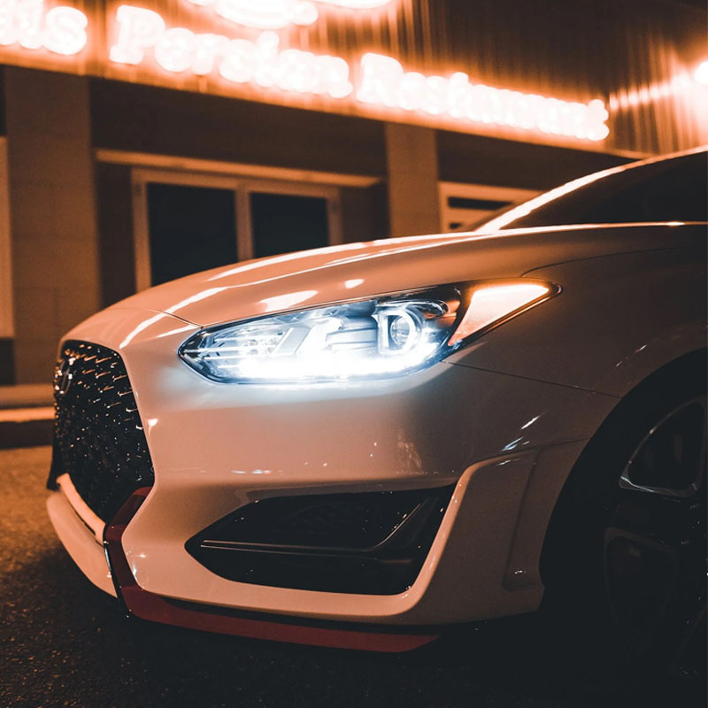 Xenonové lampy-vytvoření barvy „očí“ slavných aut