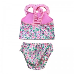 Křížový kříž květinových volánů skládal dvoudílný