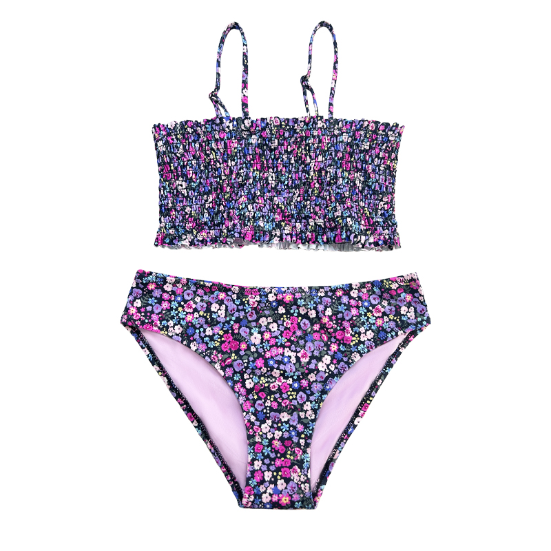Dvoudílné plavky pro děti s fialovými květinovými šňůrky.