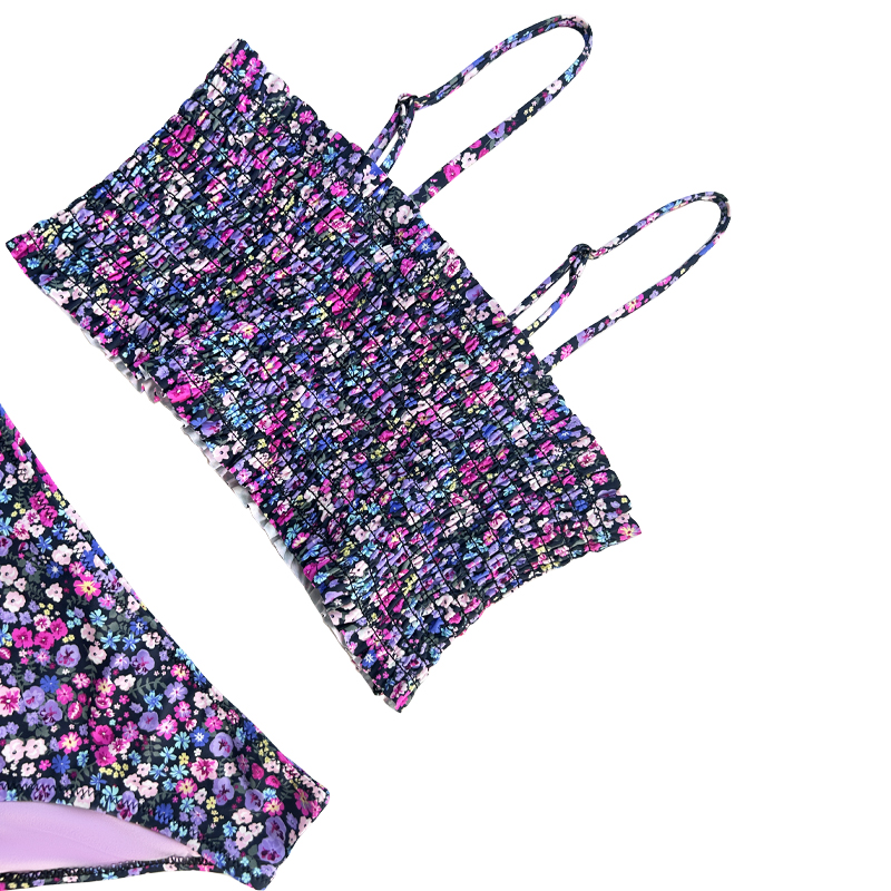 Dvoudílné plavky pro děti s fialovými květinovými šňůrky.