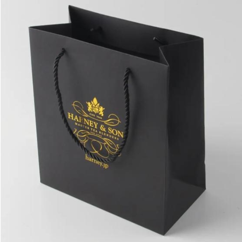 Luxusní černé balení papírových sáčků potištěné vlastní logo oděvy Nakupování Dárkový šperk vinné papírové sáček