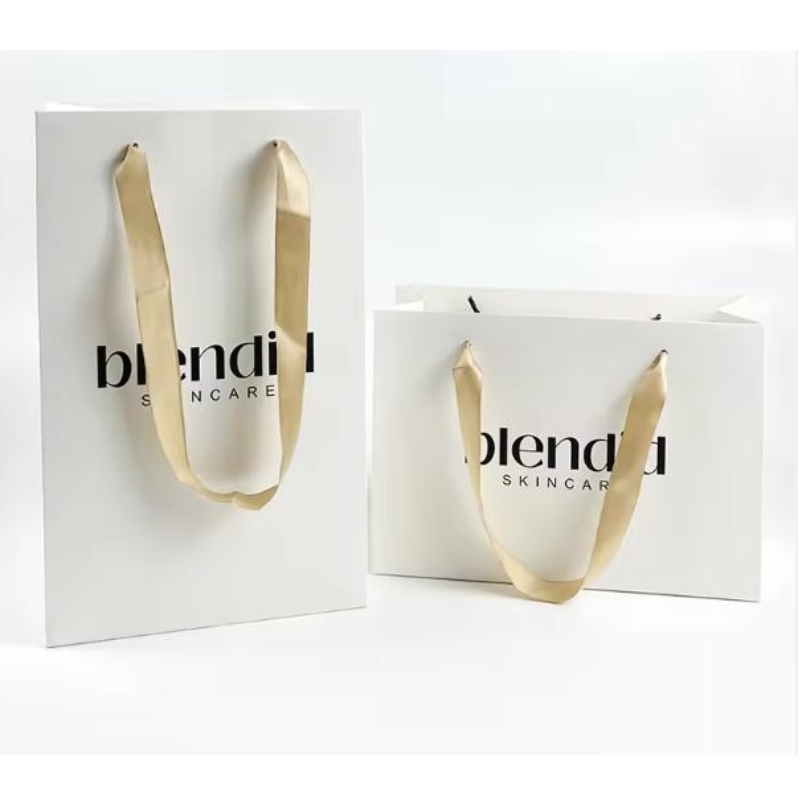 Tištěné papírové sáčky lepenkové luxusní bílý papírový taškana papír s páskou pronákupní tašku s vlastním logem