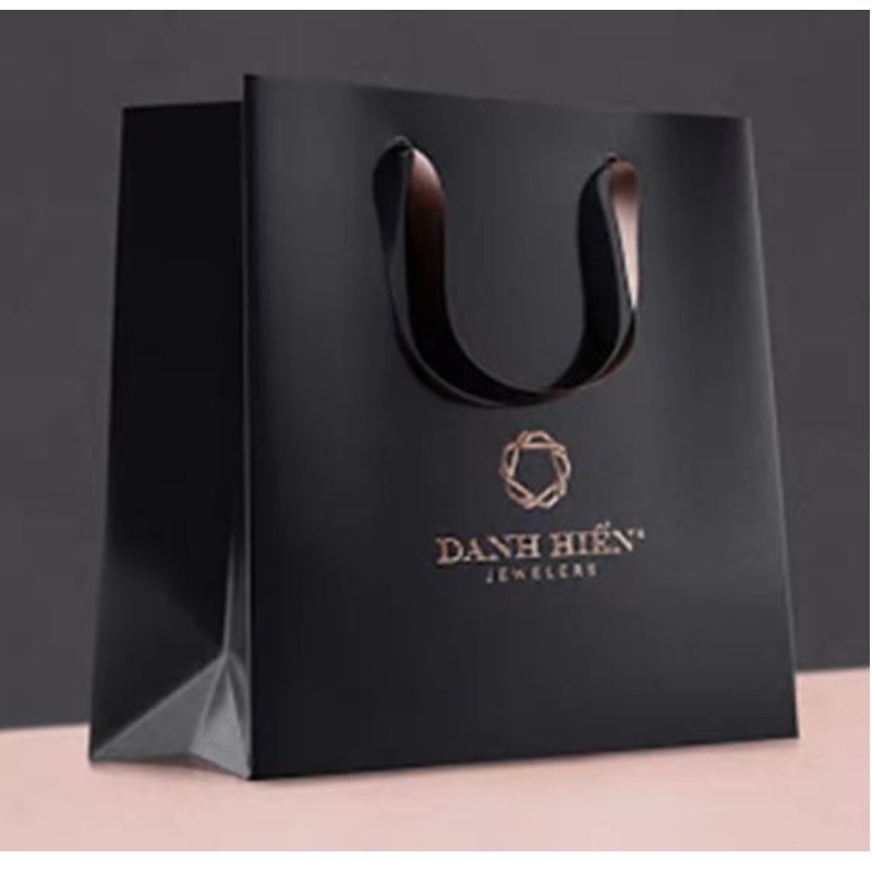 Přizpůsobené značkové logo Luxusní černé papírové oděvy Balení Nákupní taška papírová taškana papír