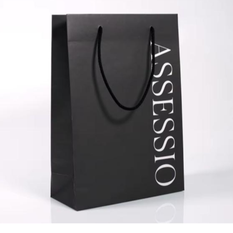 Přizpůsobené značkové logo Luxusní černé papírové oděvy Balení Nákupní taška papírová taškana papír