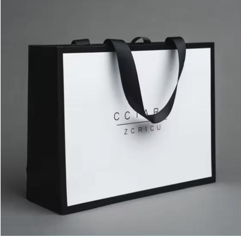 Vlastní luxusní oblečení Maloobchodní balení Bílé dárkové tašky Bolsas de Papel Shopping Pain Bags s držadly pro oblečení