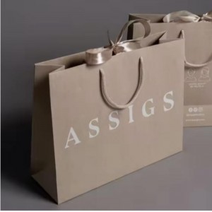 Vlastní luxusní oblečení Maloobchodní balení Bílé dárkové tašky Bolsas de Papel Shopping Pain Bags s držadly pro oblečení