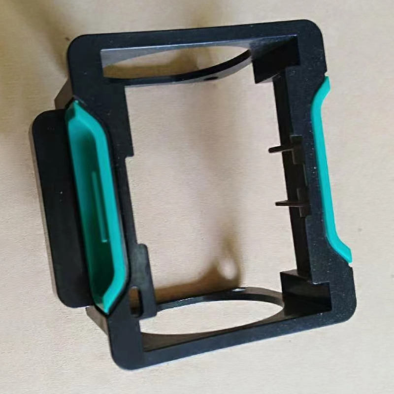 Dvoubarevné plastové díly