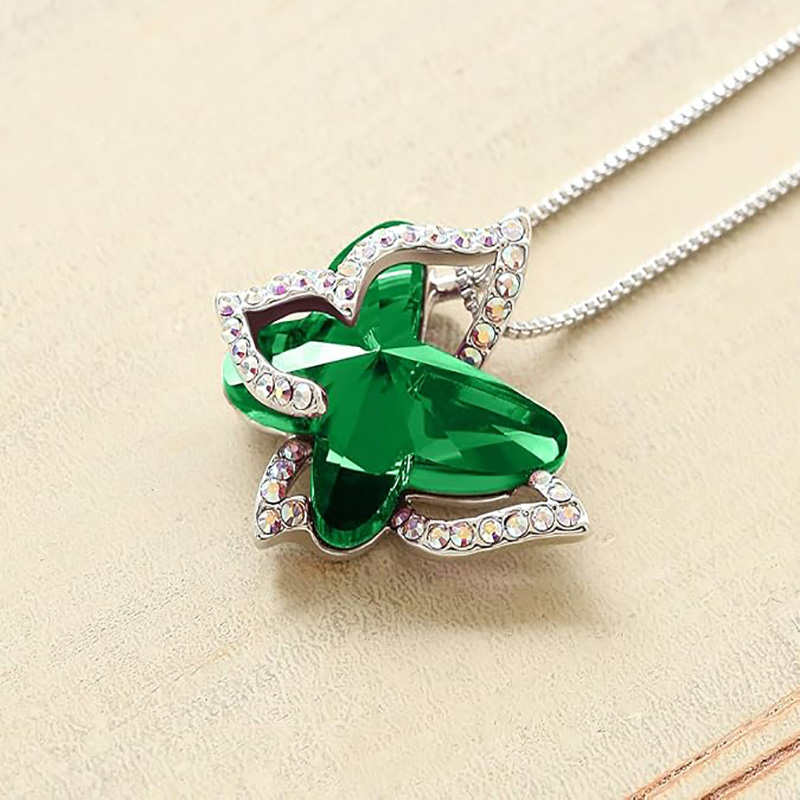 Křišťálovýnáhrdelník s motivem smaragdové hvězdy s přívěškem Butterfly Birthstone - Stříbrný tón s 18