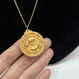 24K zlato-Plated Lucky Three-Pendant s ropulou ropuch se složitým filigránem a FU postavou pro prosperitu a štěstí