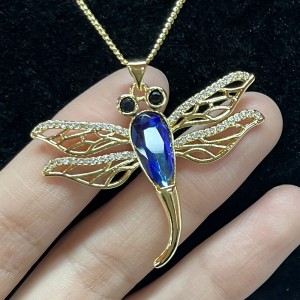 18K zlato-Klahovýnáhrdelník s přívěskem vážky s modrým aschopným krystalovým tělem, černým drahokamem a detaily Filigree Wing pro elegantní přírodu-Inspirované šperky